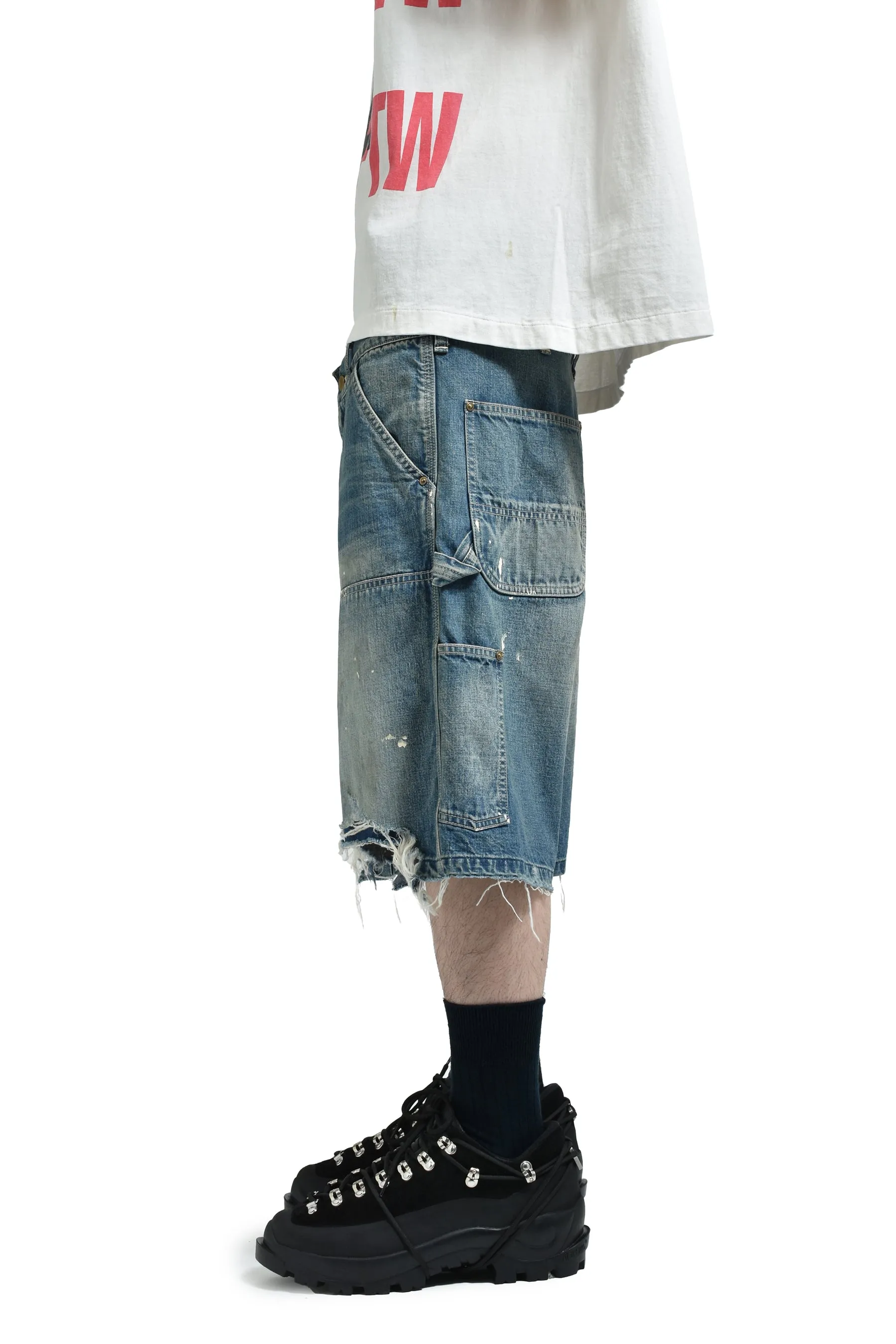 SAINT Mxxxxxx DOUBLE KNEE SHORTS/BLU Knee patches splashed with ink and water-splashed denim shorts. Denim blue S-XL. Custom-woven and dyed denim fabric with clear texture. Heavy-wash water-fading treatment to create local mottled fading/hole effects. Artificial distressing to simulate natural wearing marks. VINTAGE sense. Original consistent damage treatment. Hand-splashed ink and paint. Original consistent wash mark/pocket mark. Double knee patch. Rivet reinforcement. Improve functionality while enhancing design